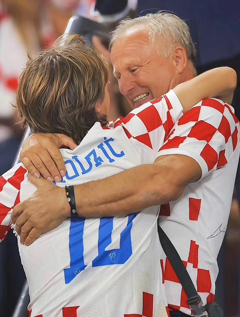 TA：菱形中场巩固了红军防守，伊萨克&埃基蒂克组合仍需磨合