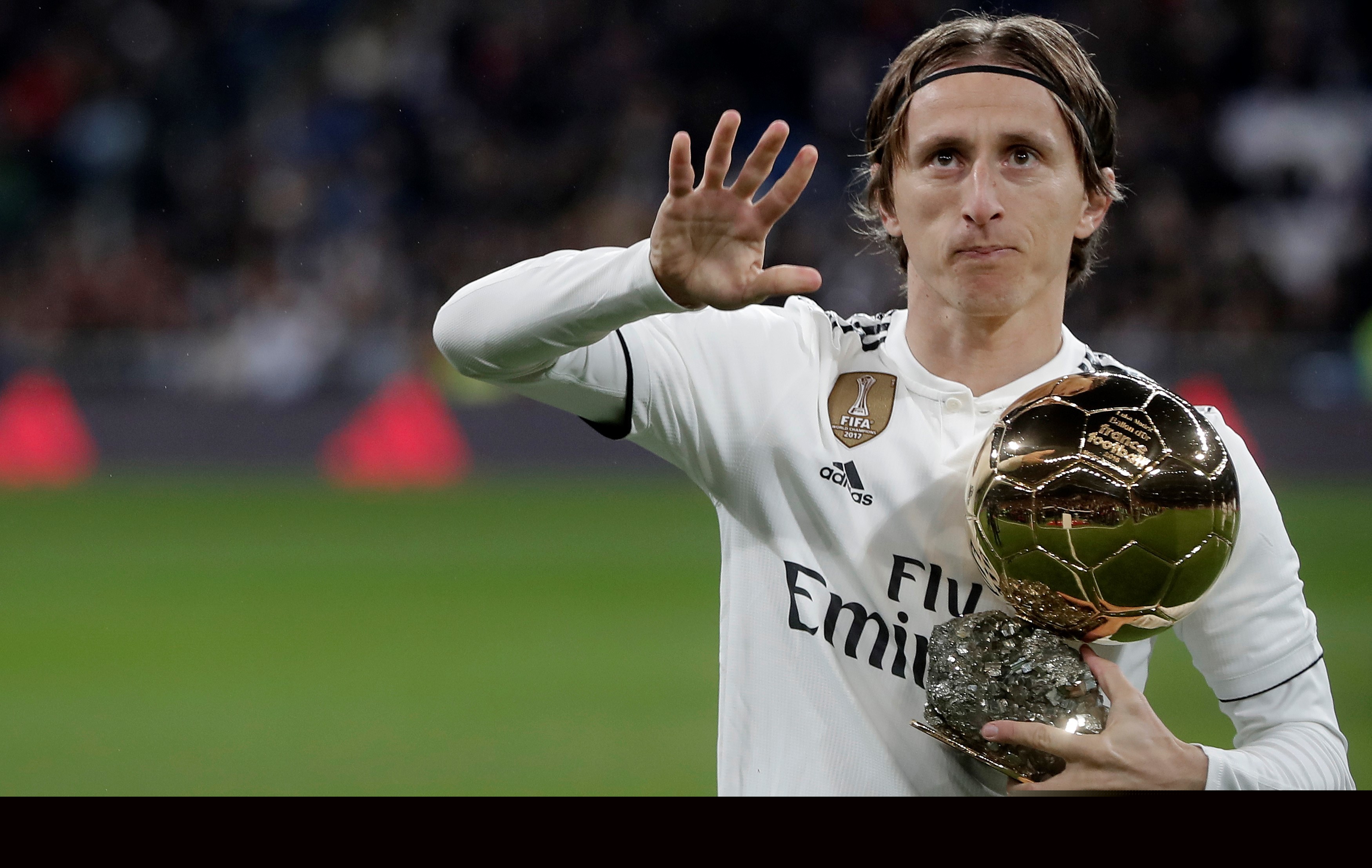 葡超杯赛前为若塔兄弟默哀，若塔的遗孀和父母出席